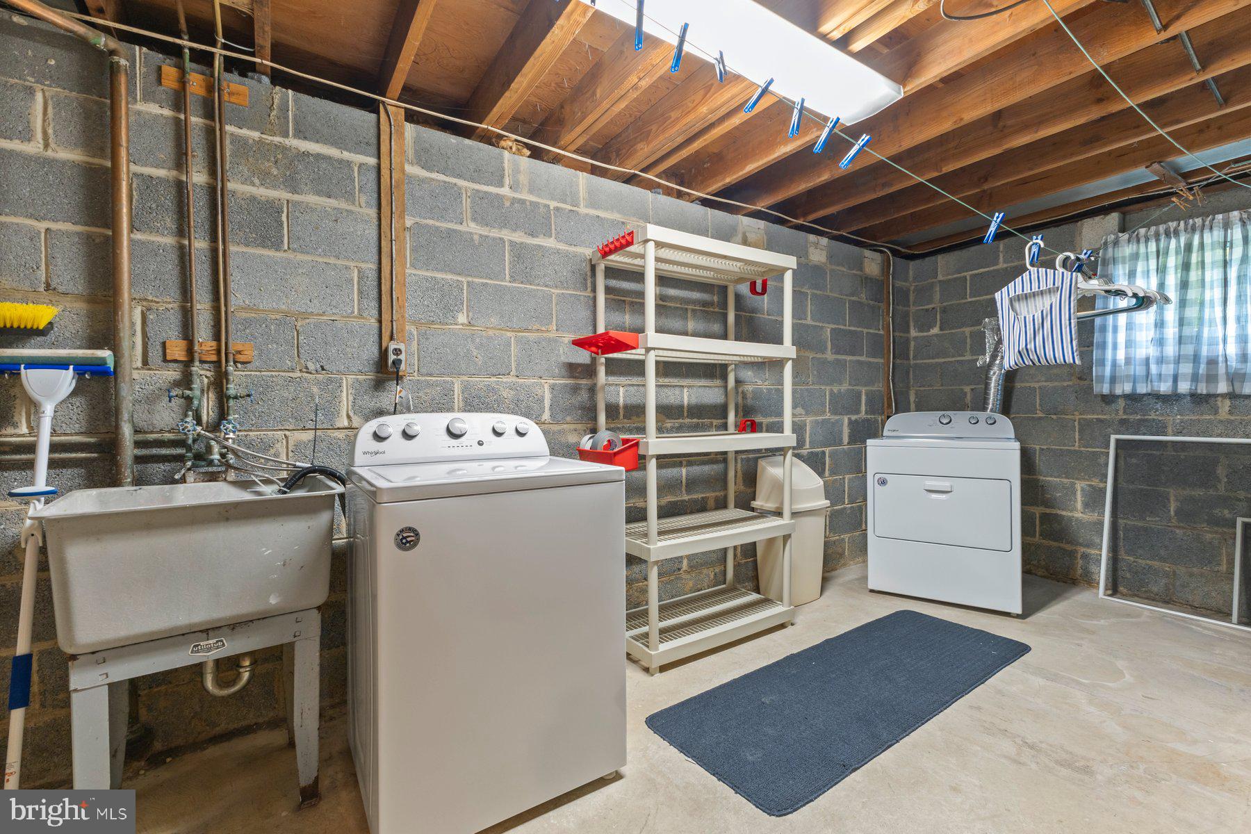 13725 Lionel Ln