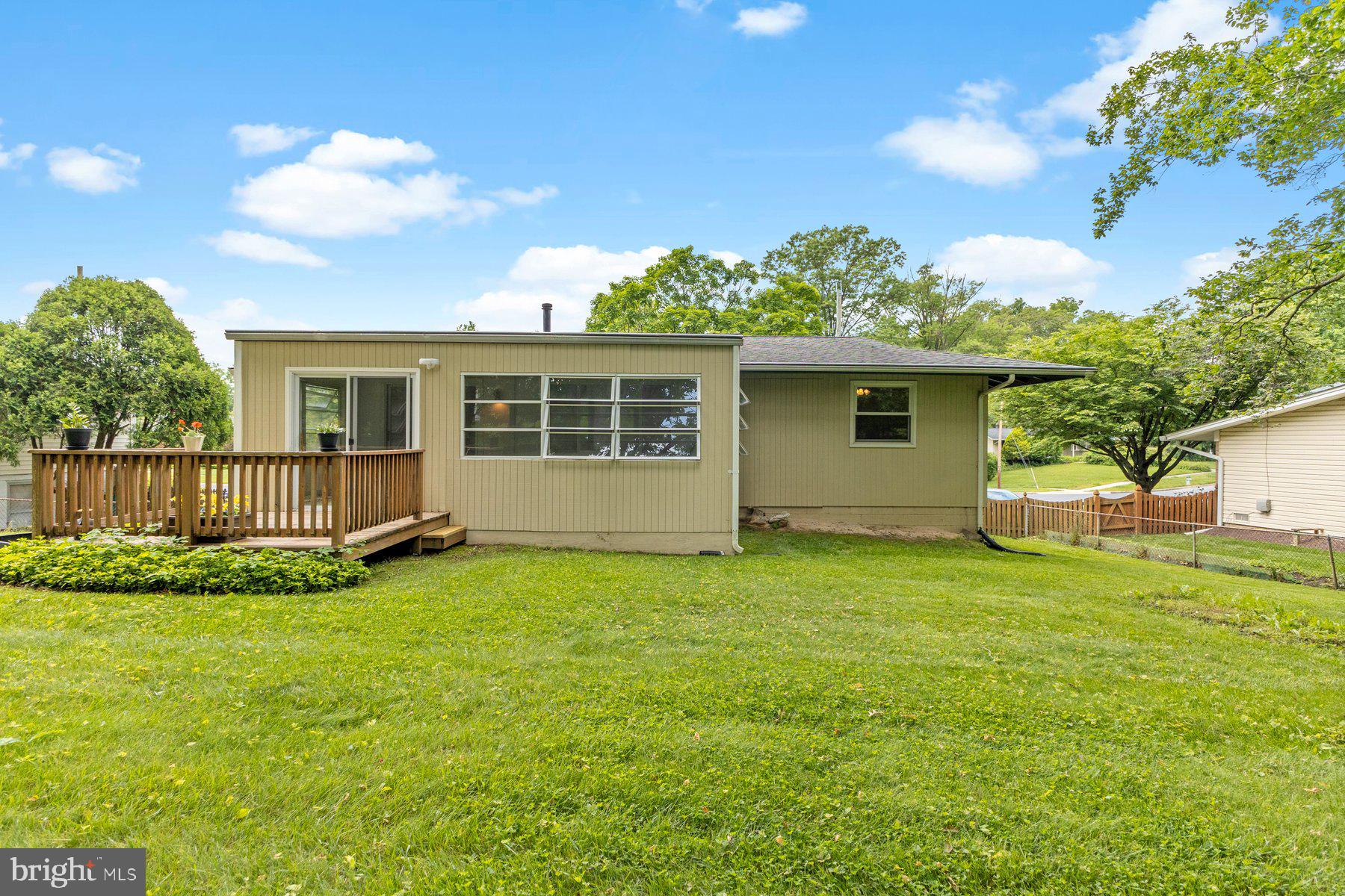 13725 Lionel Ln