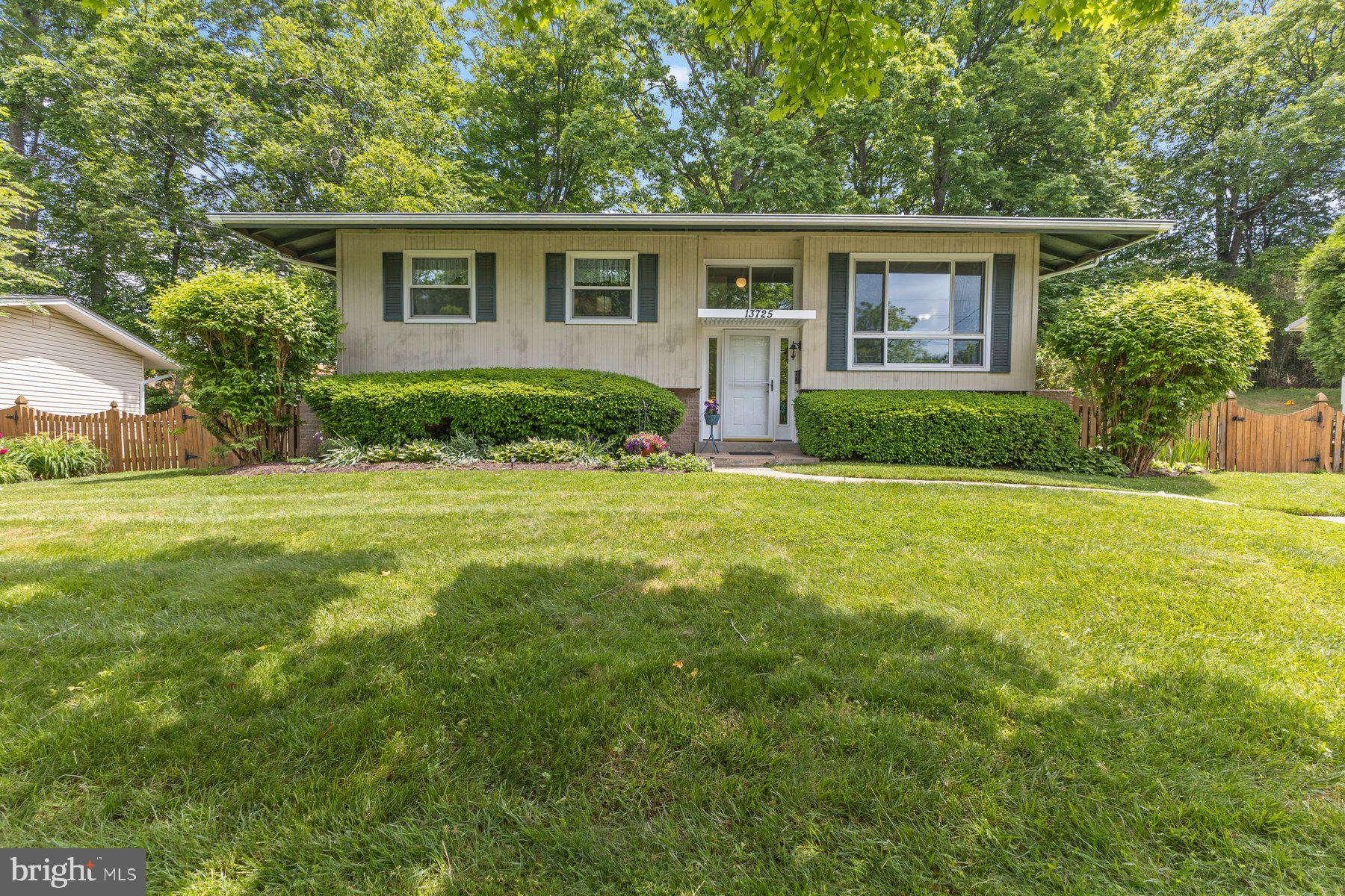 13725 Lionel Ln