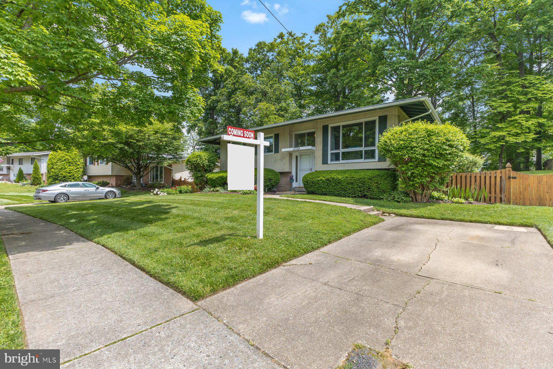 13725 Lionel Ln