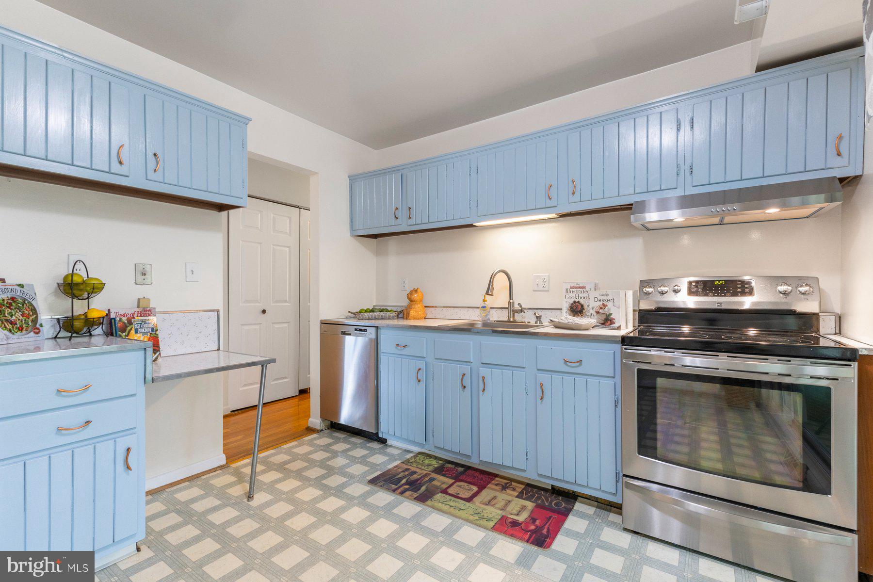 13725 Lionel Ln