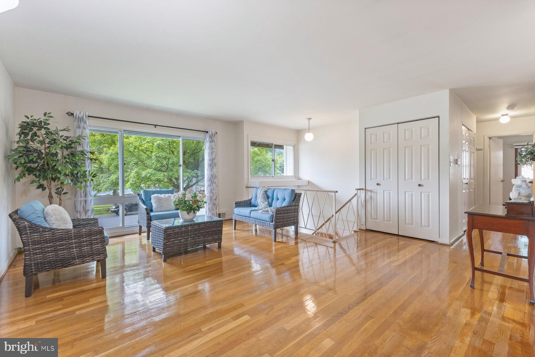 13725 Lionel Ln