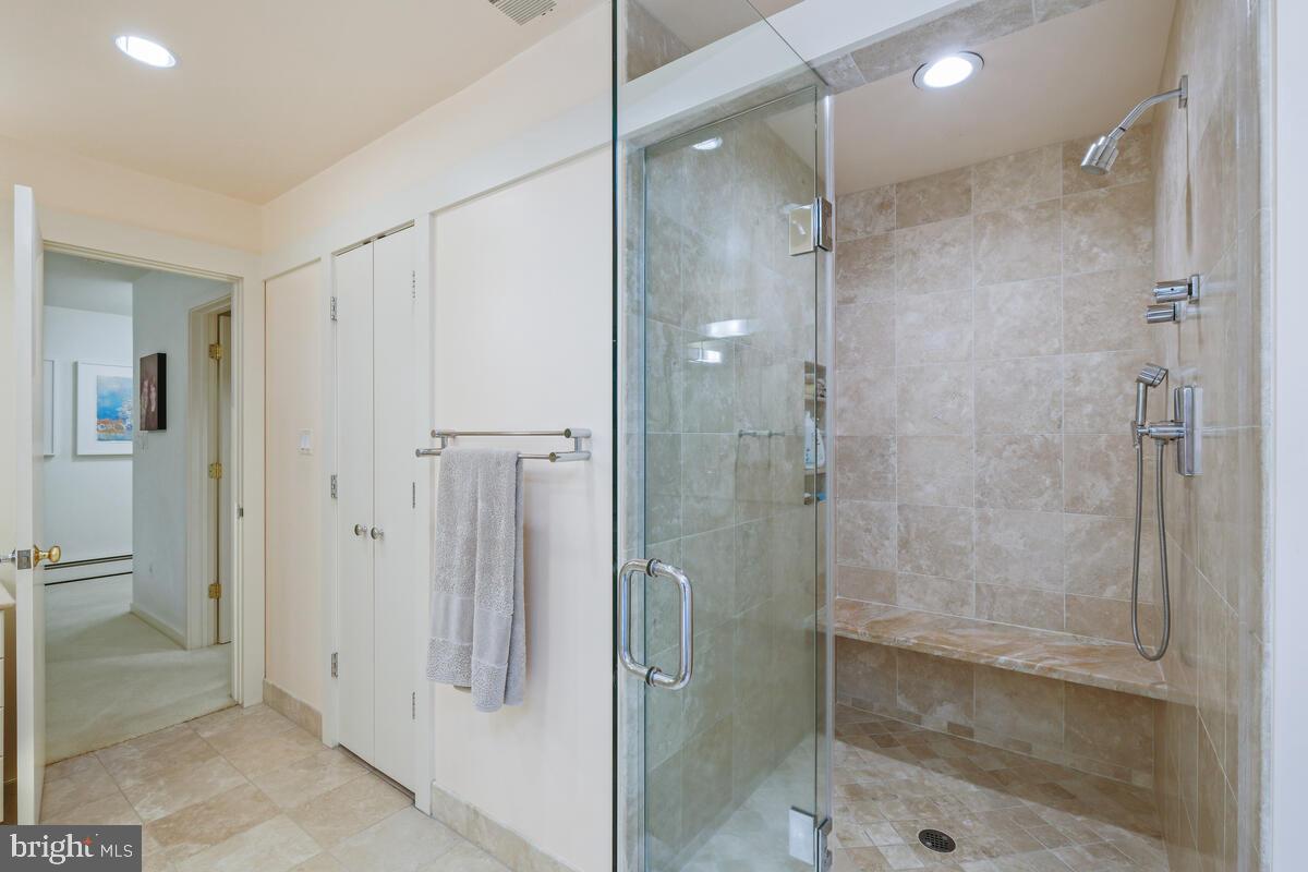 6132 Roseland Dr