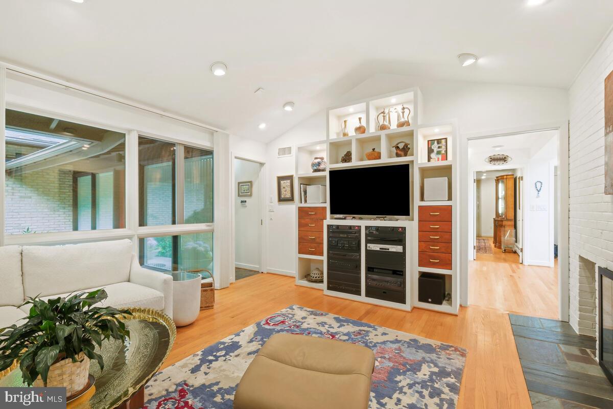 6132 Roseland Dr