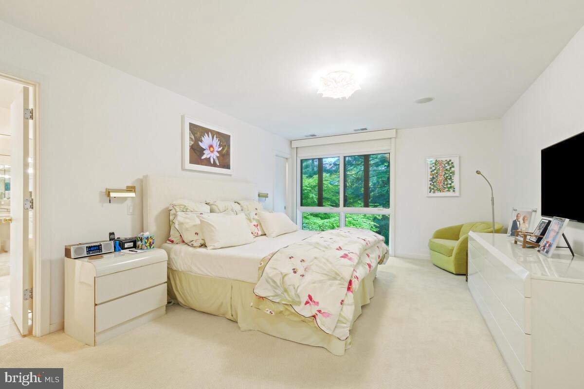 6132 Roseland Dr