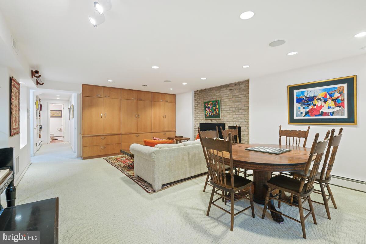 6132 Roseland Dr