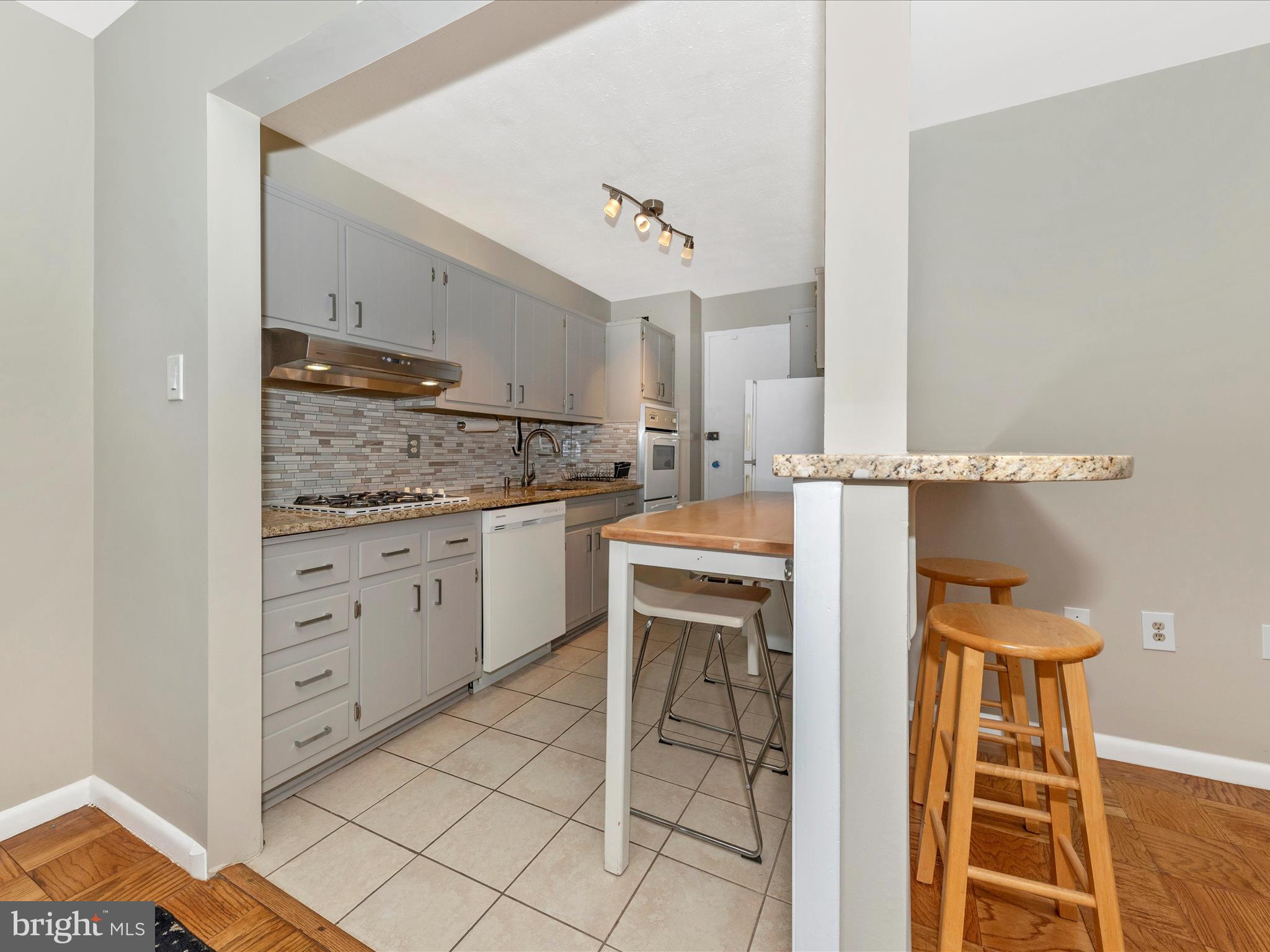 10401 Grosvenor Pl #916