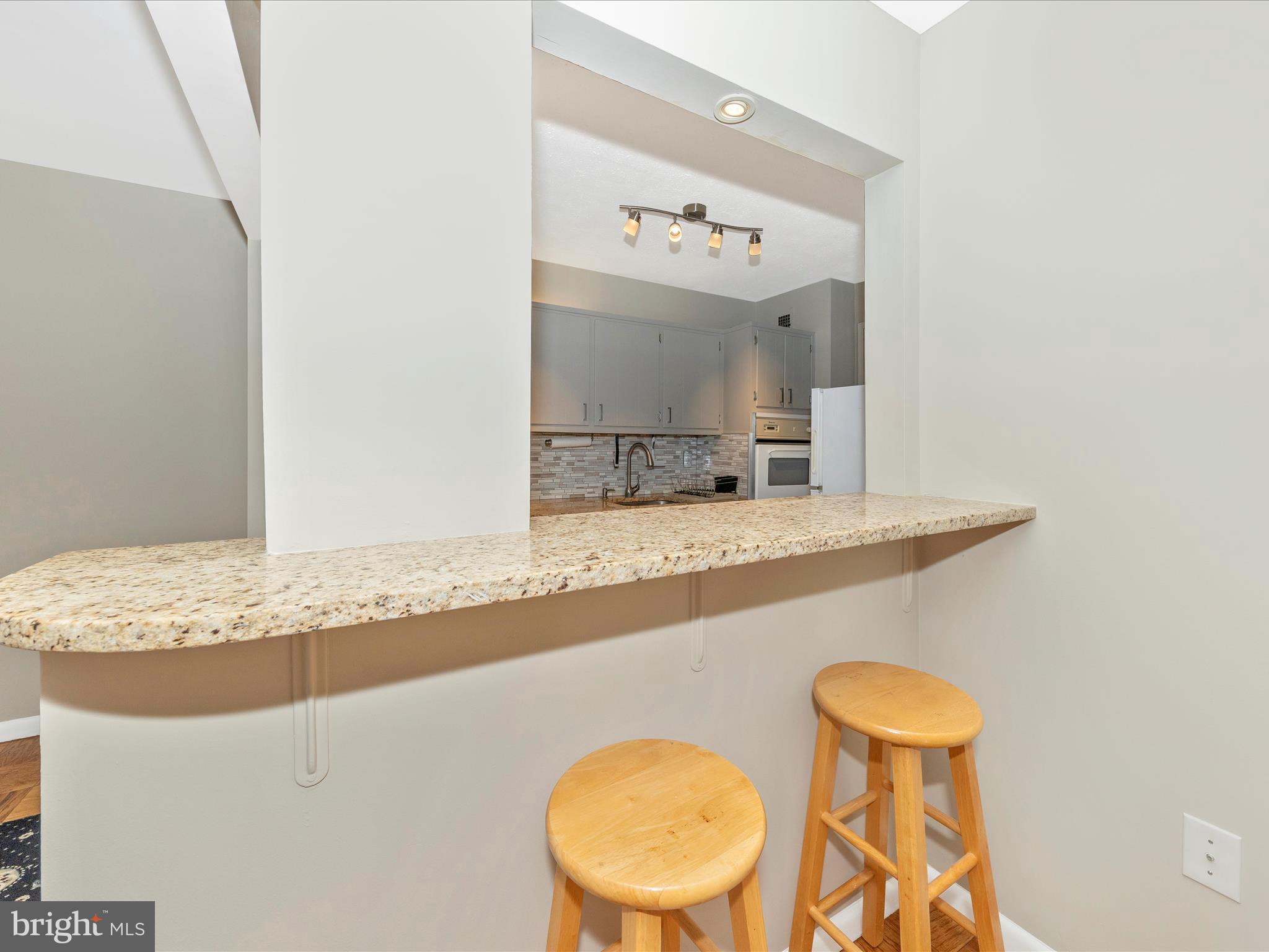 10401 Grosvenor Pl #916