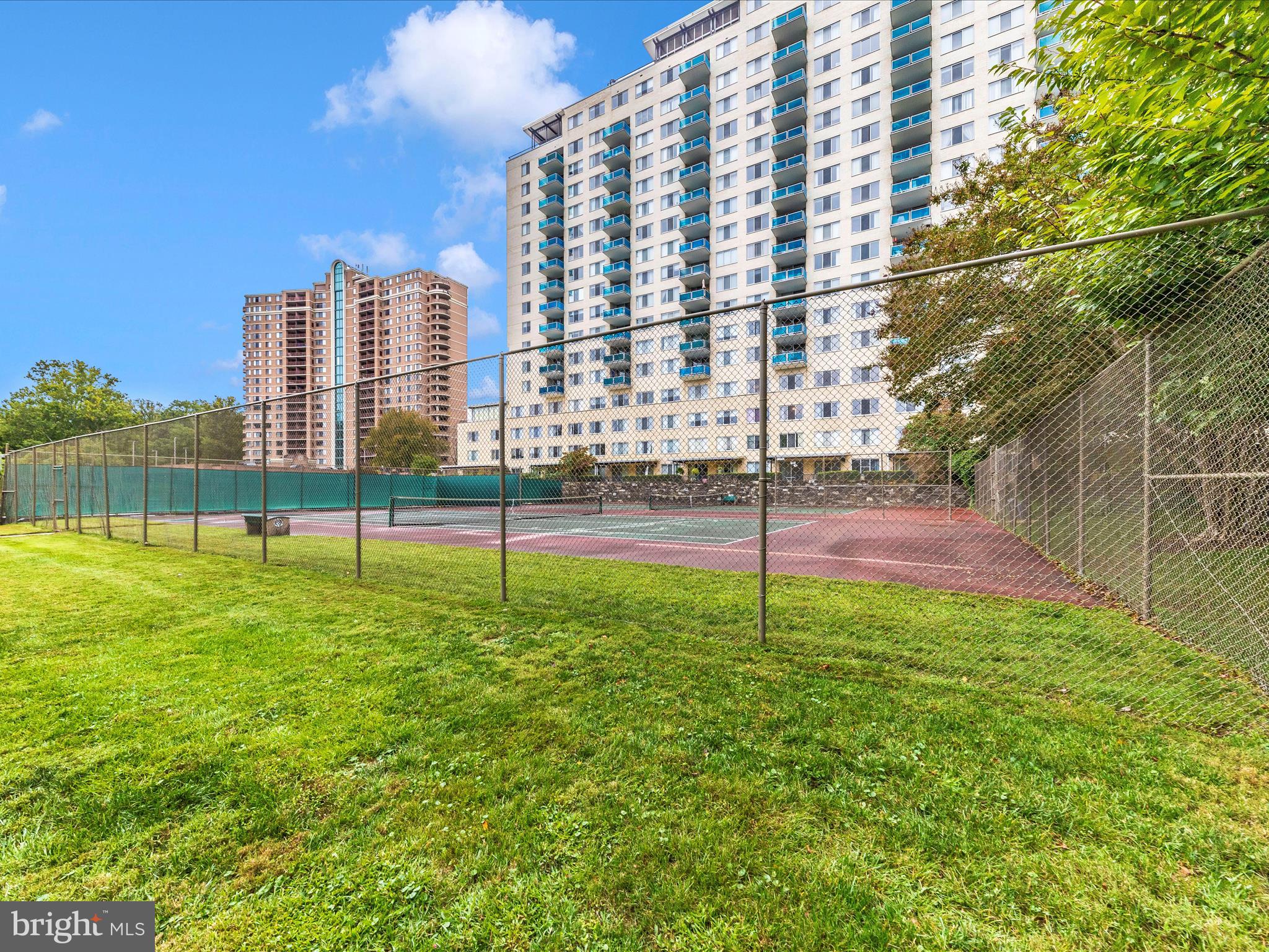 10401 Grosvenor Pl #916