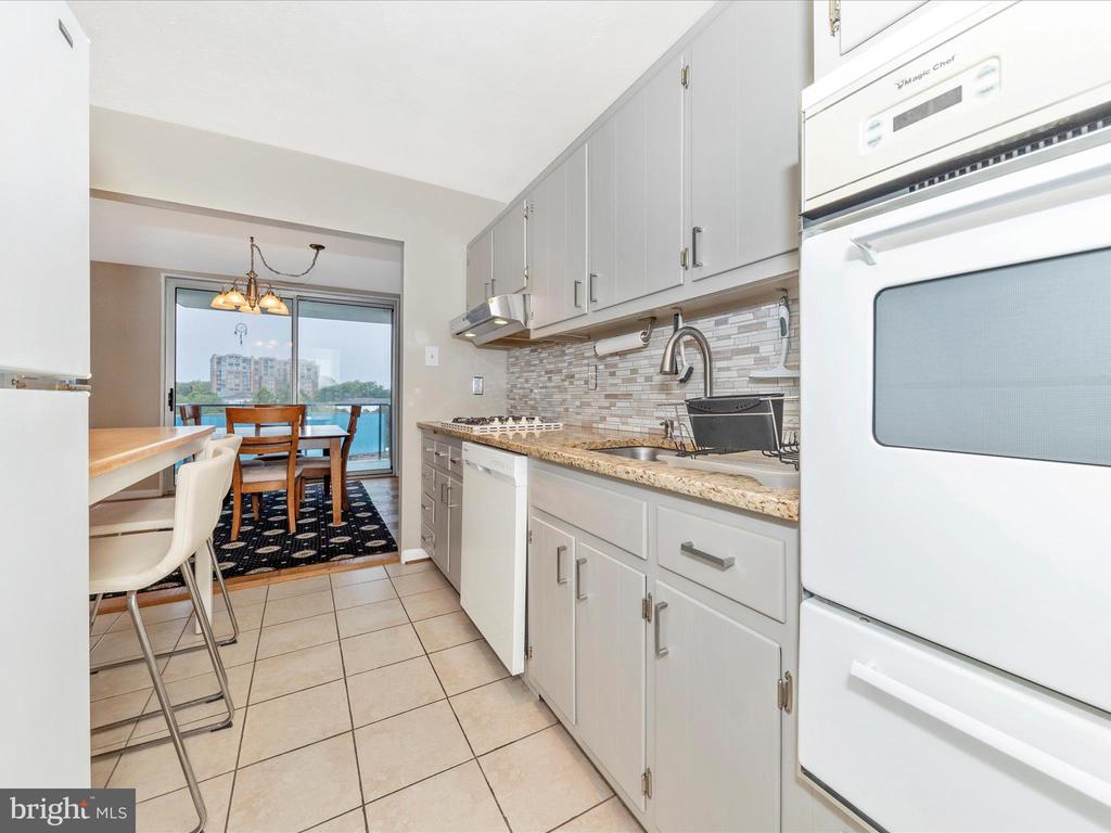 10401 Grosvenor Pl #916