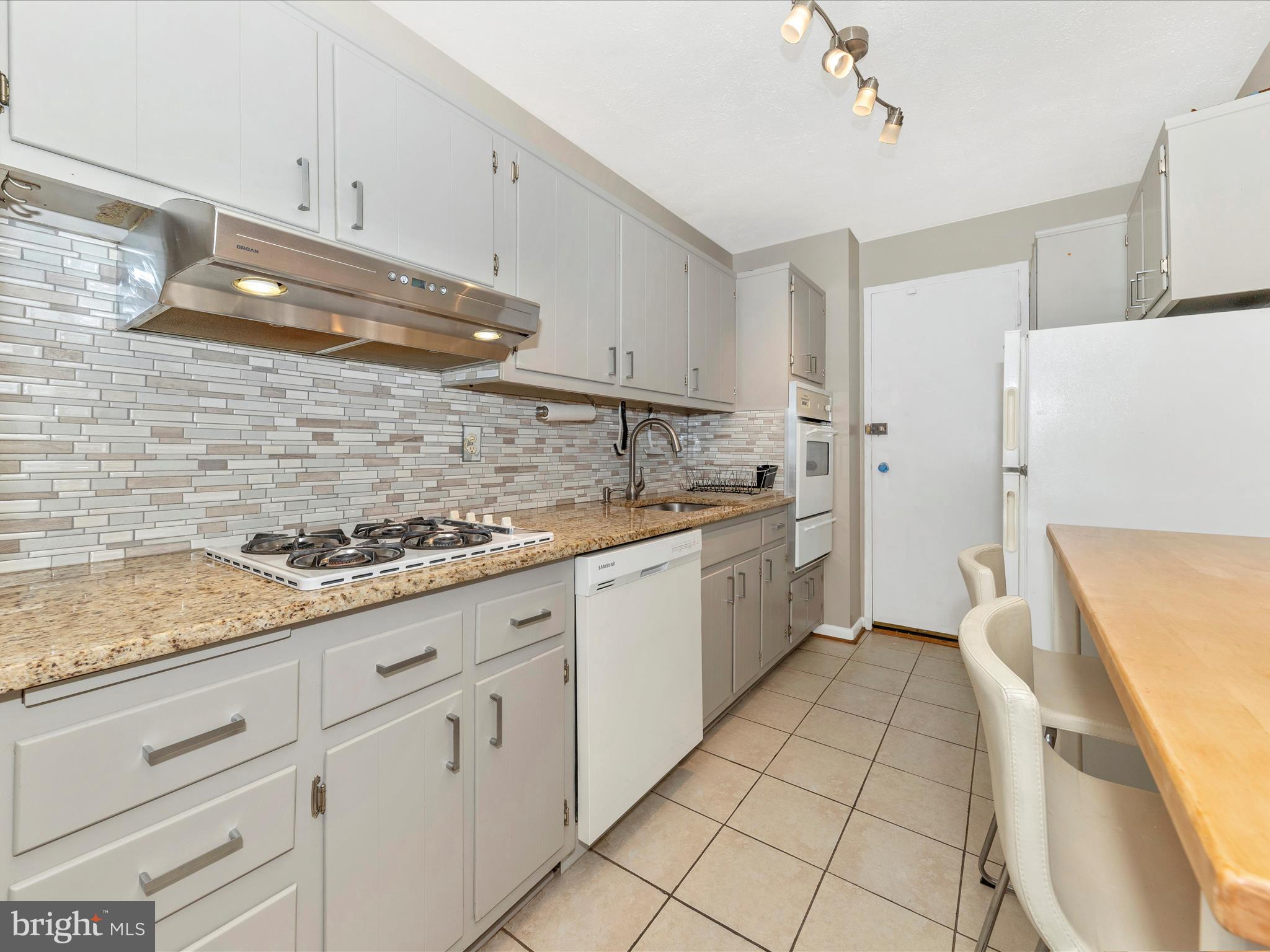 10401 Grosvenor Pl #916