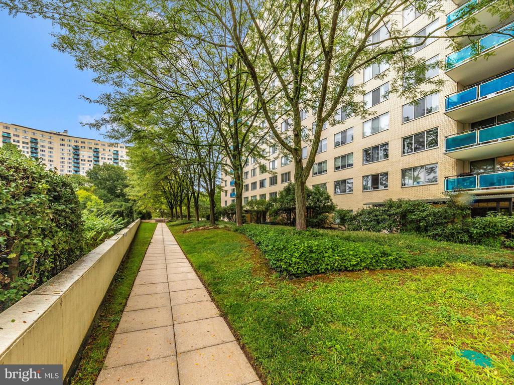 10401 Grosvenor Pl #916