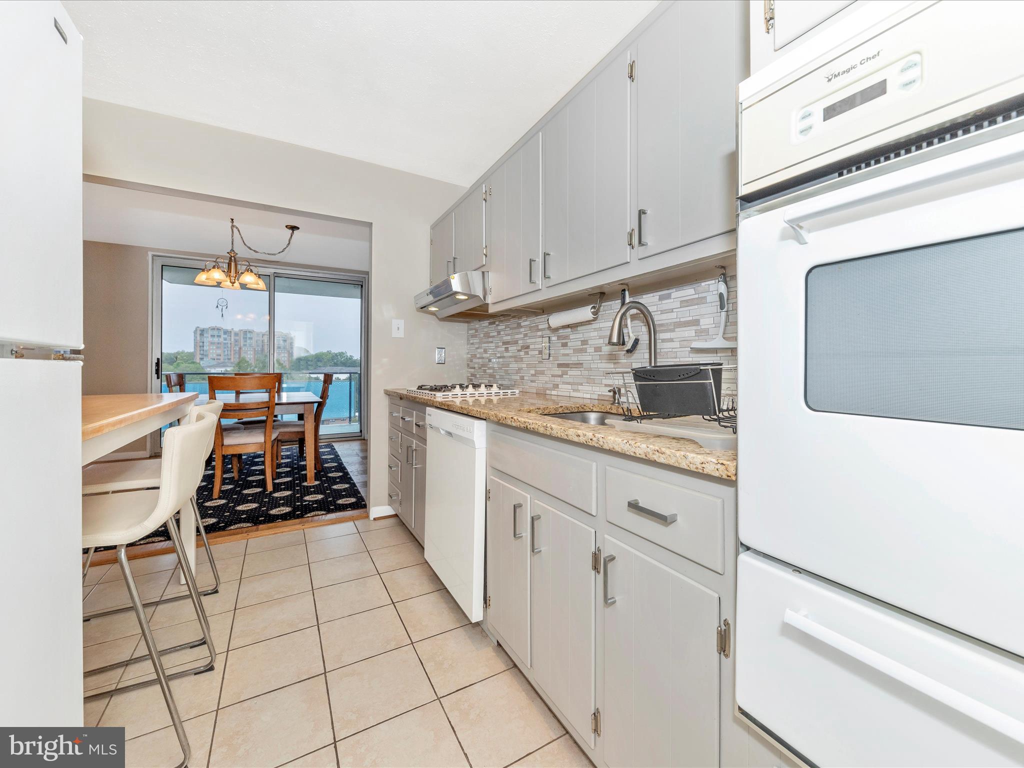 10401 Grosvenor Pl #916