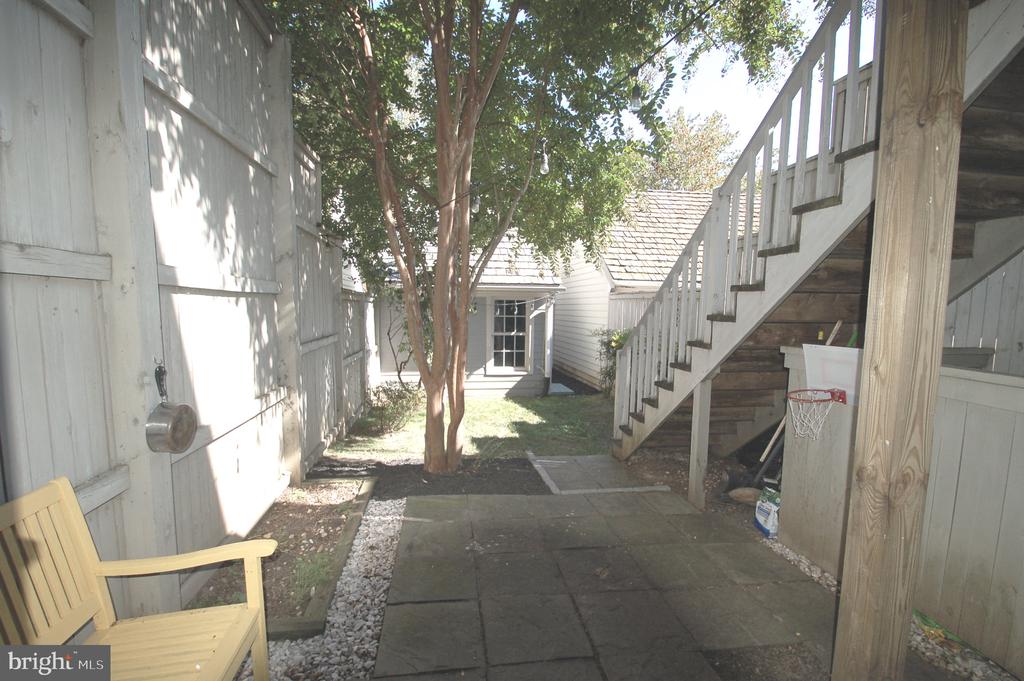 539 TSCHIFFELY SQUARE RD