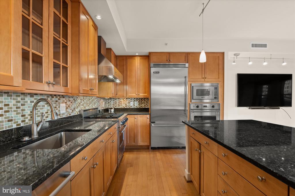 7710 WOODMONT AVE #513