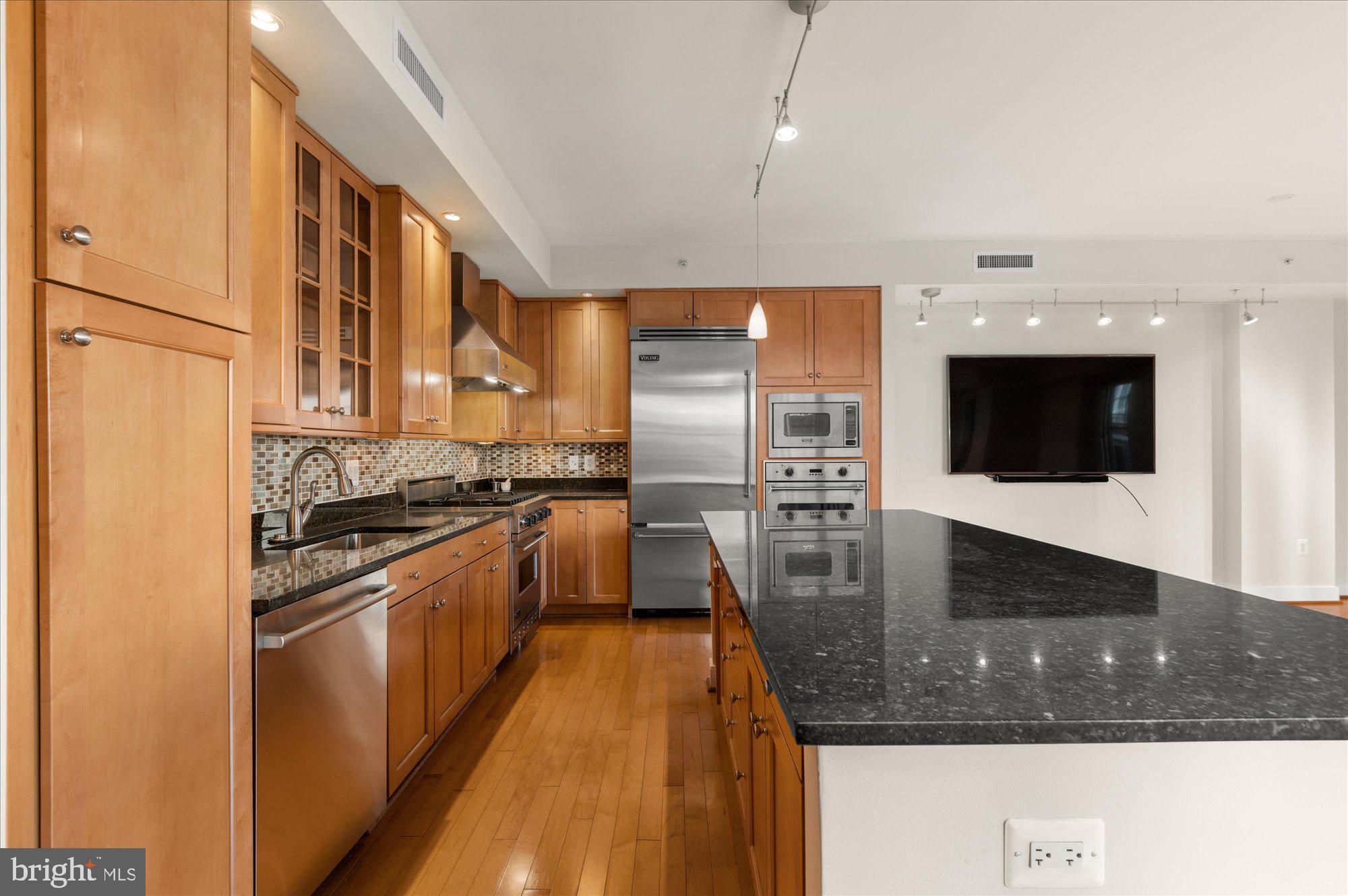 7710 WOODMONT AVE #513