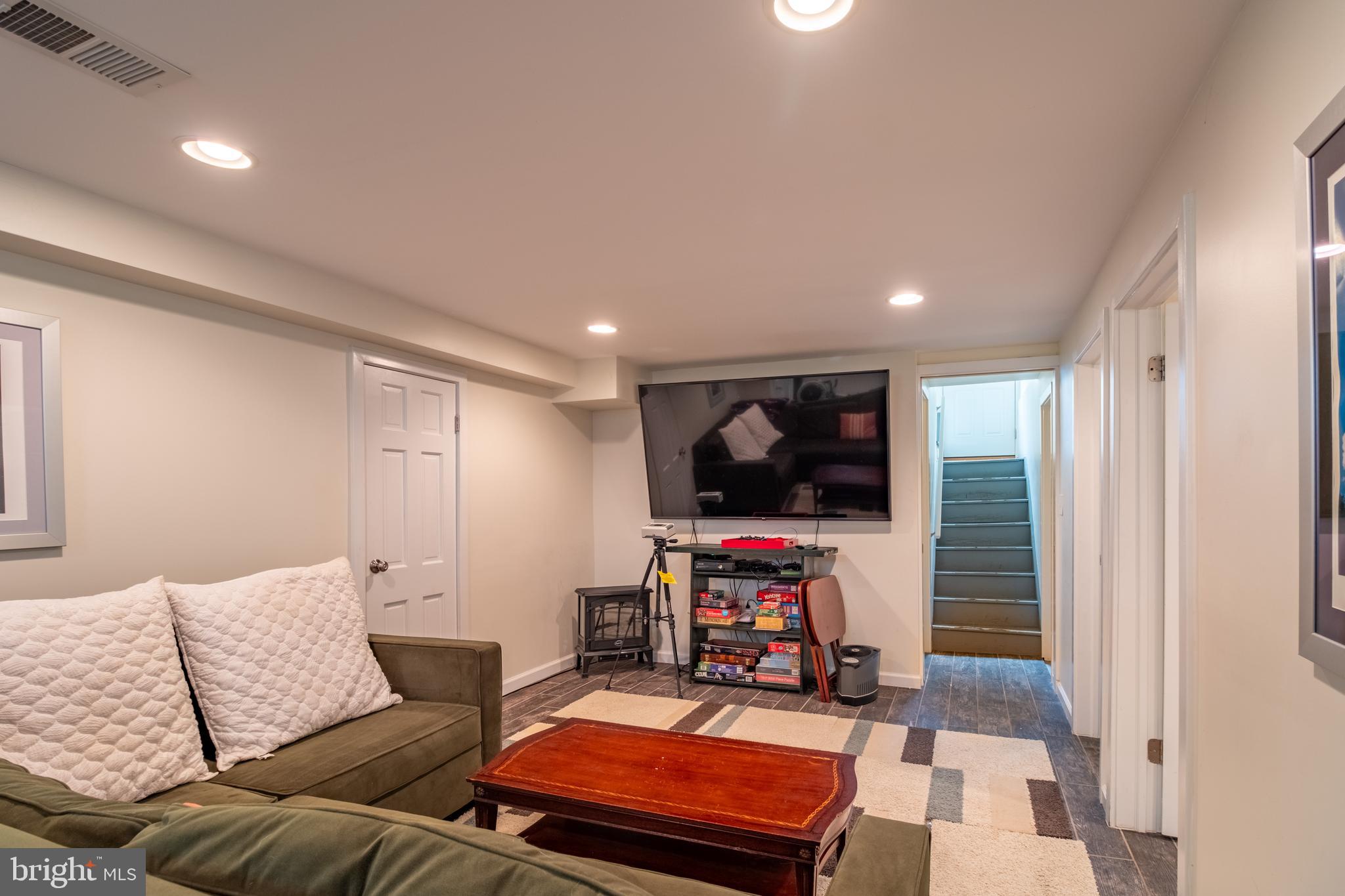 517 ELM AVE