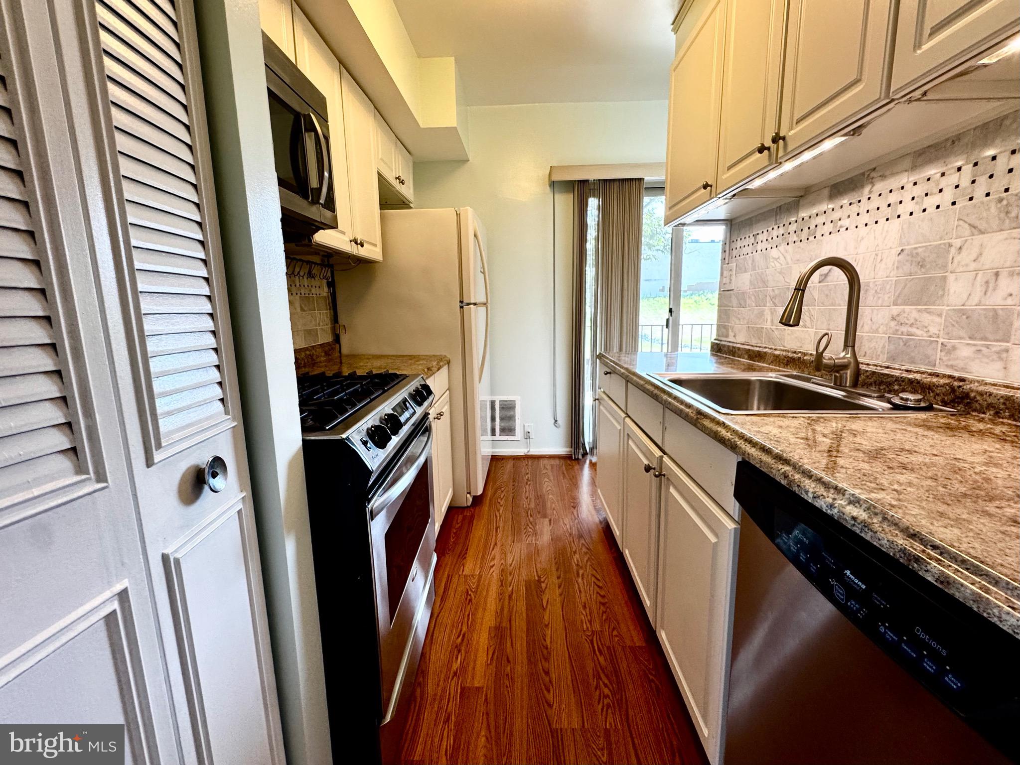 2200 Greenery Ln #201-