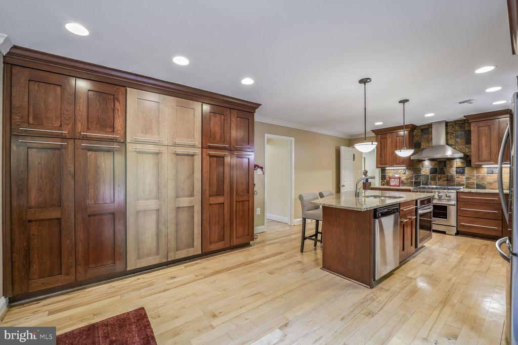 7709 MARY CASSATT DRIVE