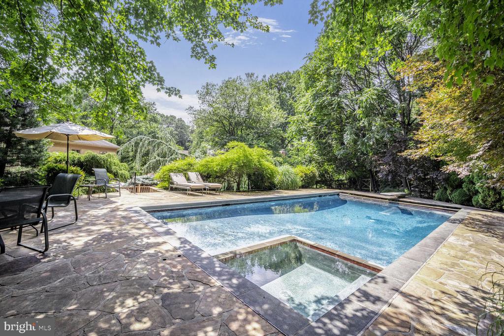 7709 MARY CASSATT DRIVE