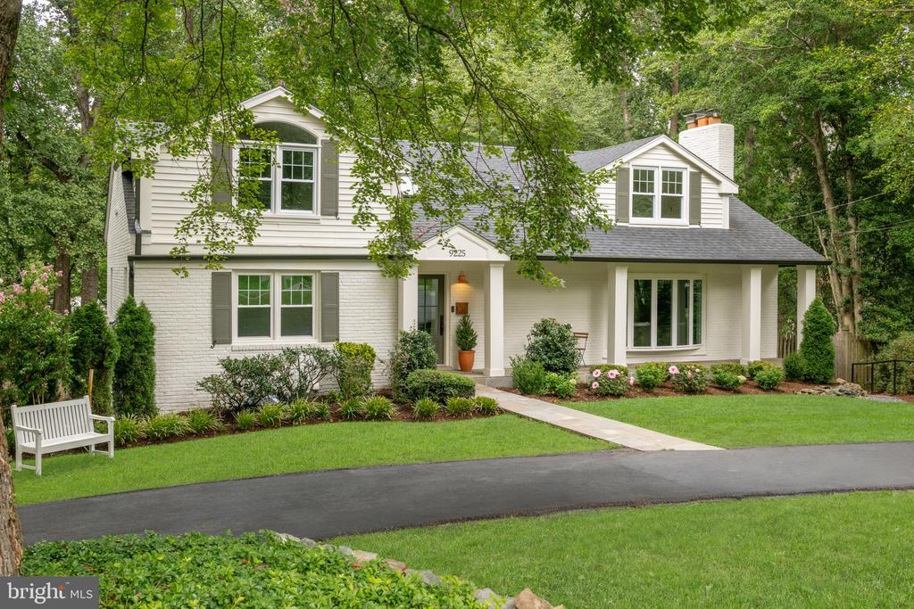 9225 LAUREL OAK DRIVE