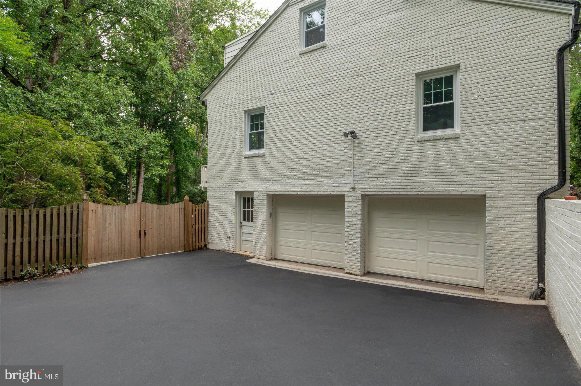 9225 LAUREL OAK DRIVE