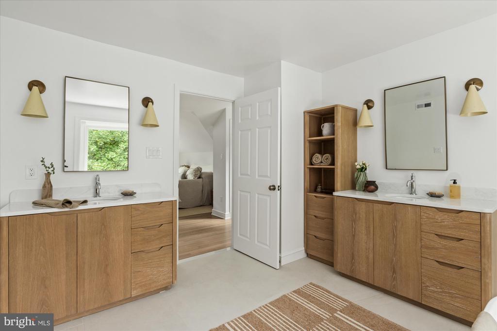 9225 LAUREL OAK DRIVE
