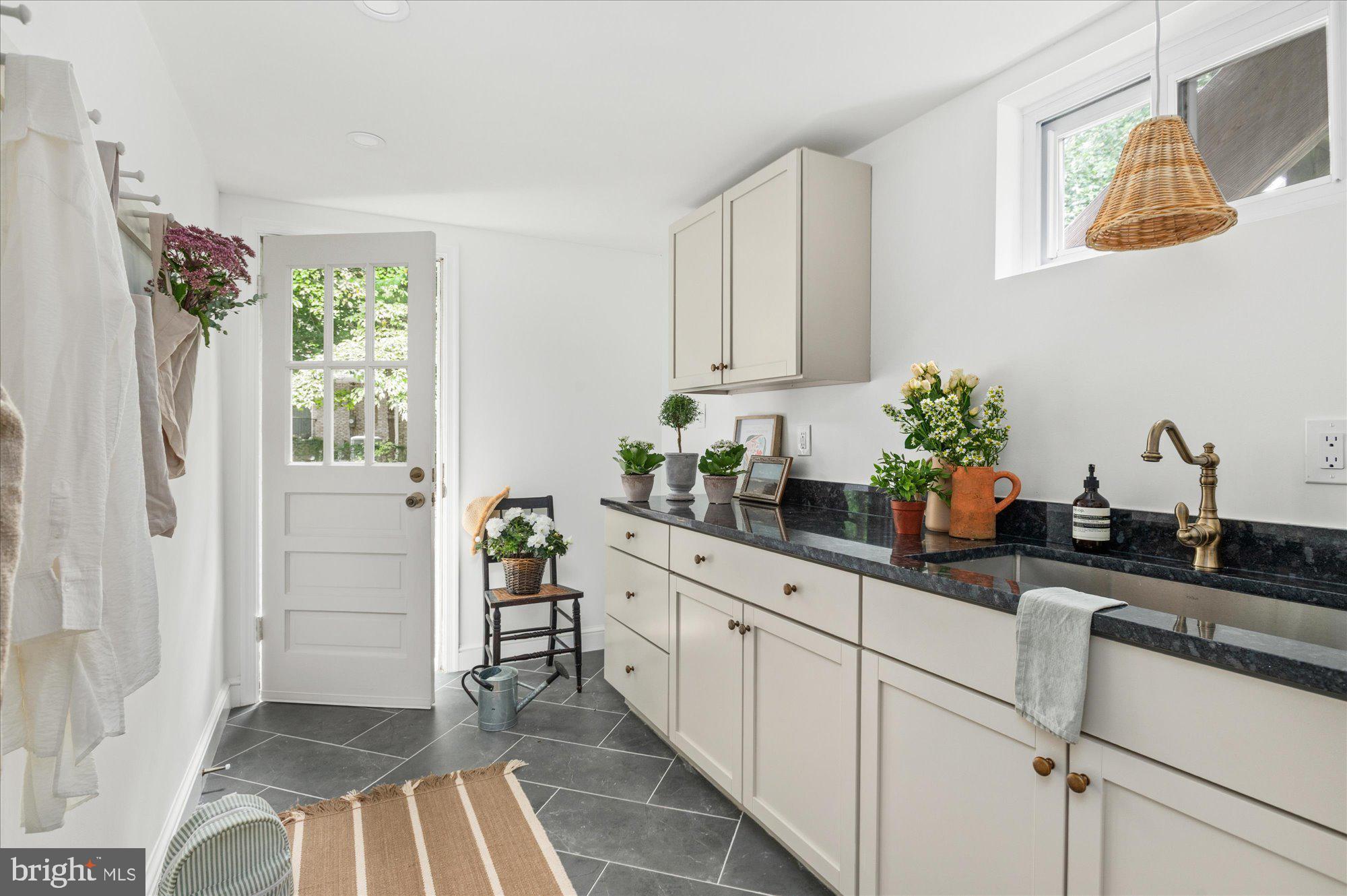 9225 LAUREL OAK DRIVE