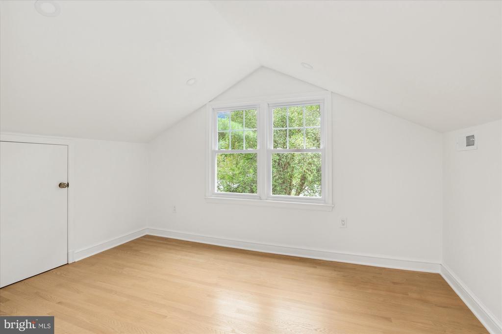 9225 LAUREL OAK DRIVE