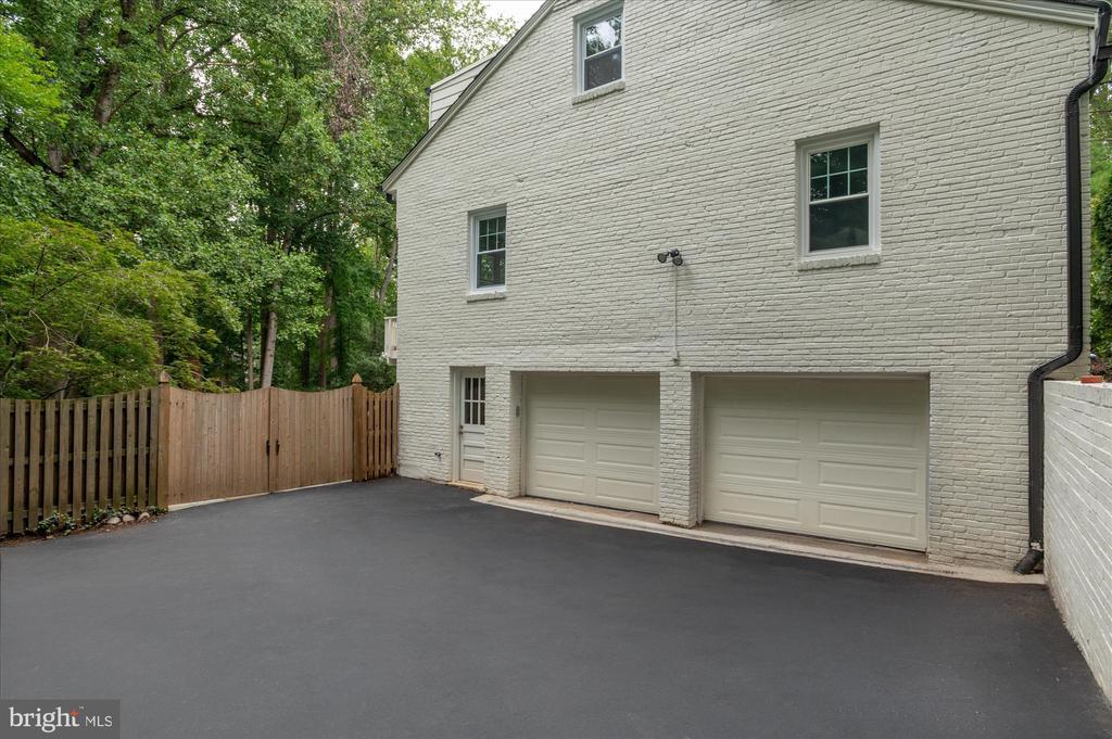 9225 LAUREL OAK DRIVE