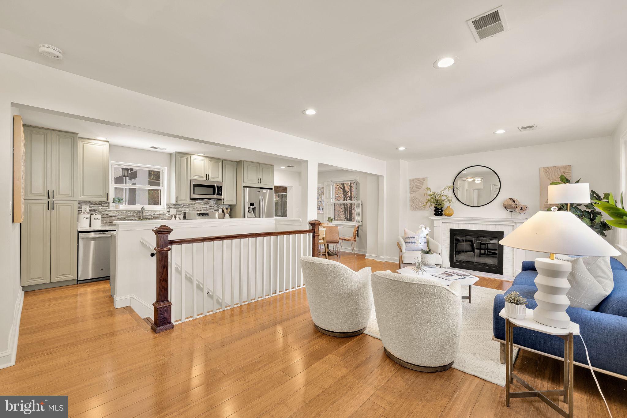 407 HINSDALE COURT