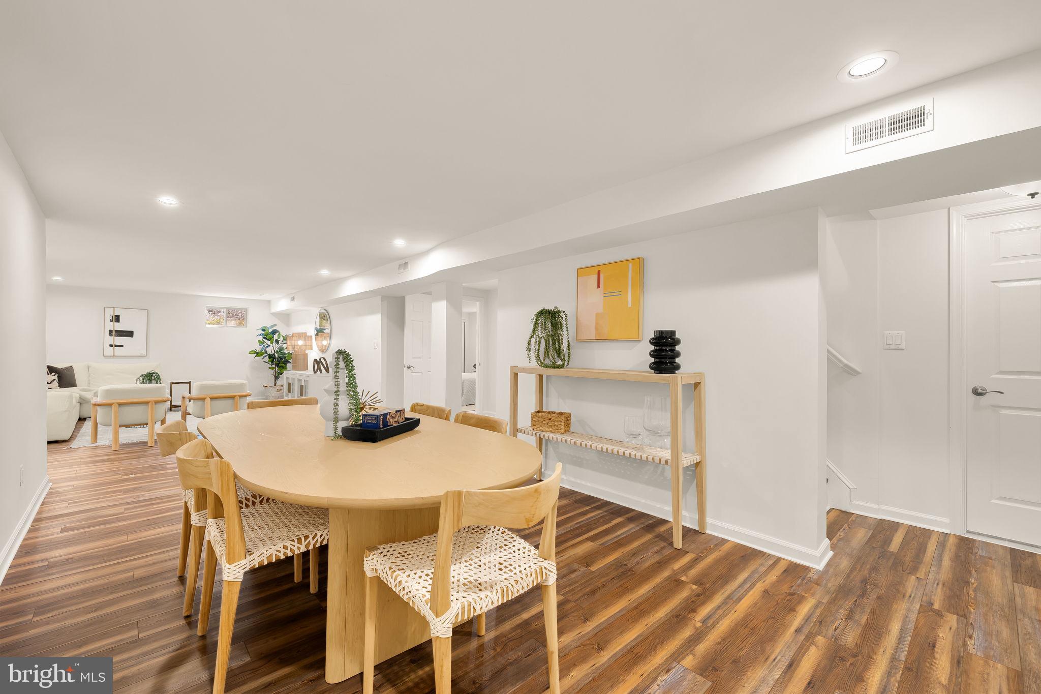 407 HINSDALE COURT