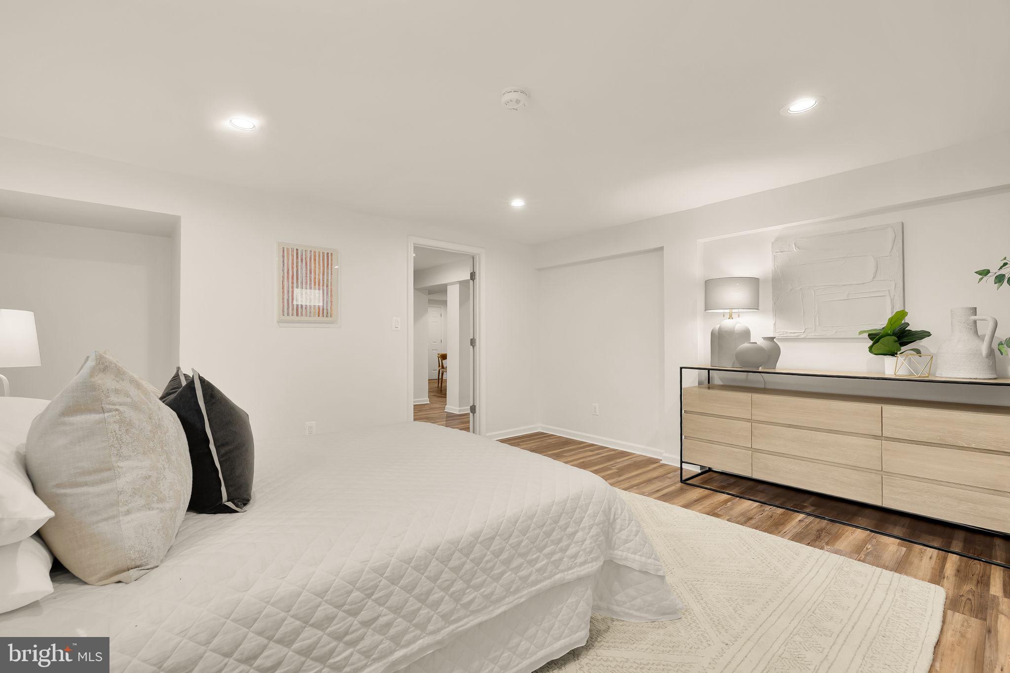407 HINSDALE COURT