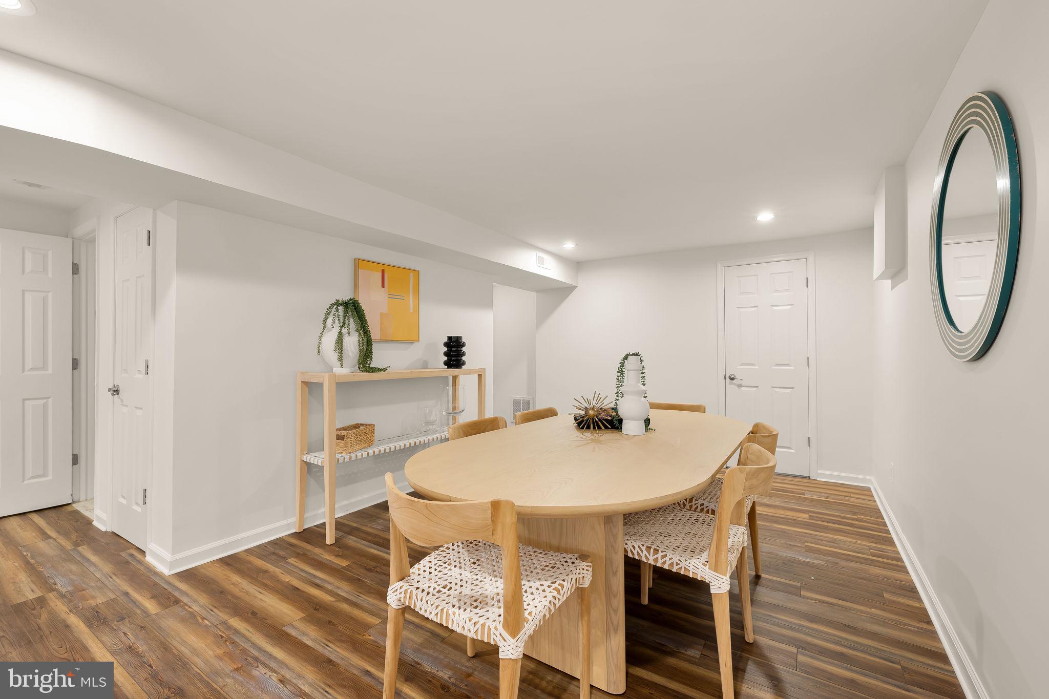 407 HINSDALE COURT