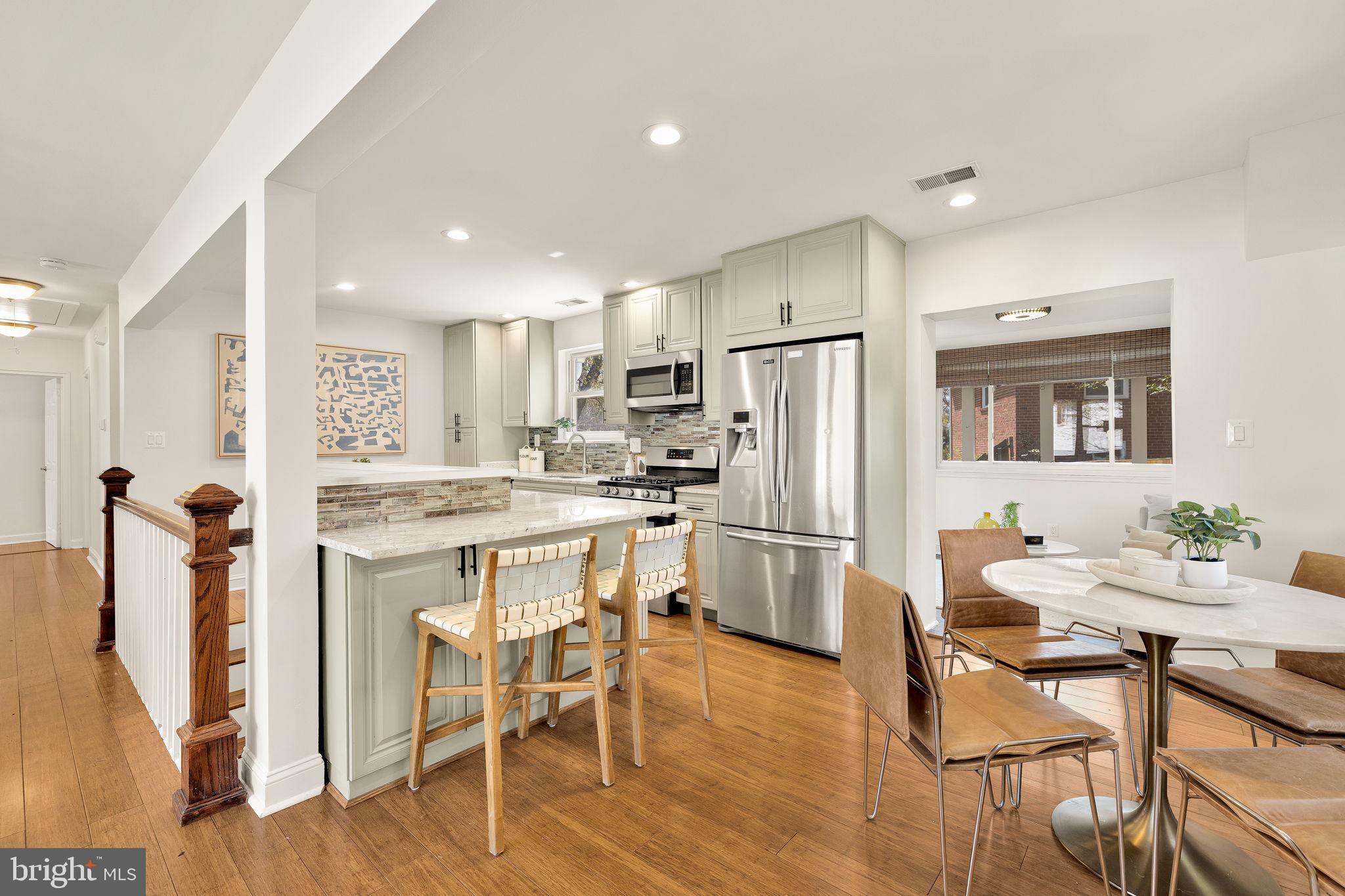 407 HINSDALE COURT