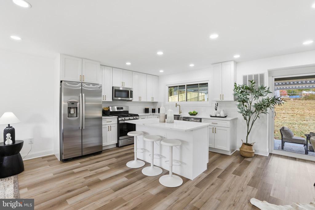 13801 LIONEL LANE