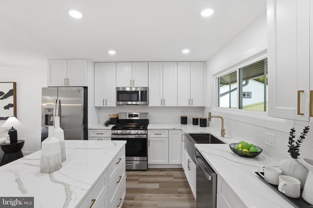 13801 LIONEL LANE