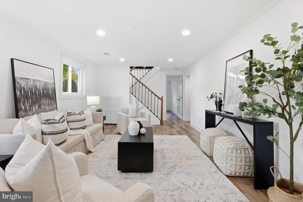 13801 LIONEL LANE