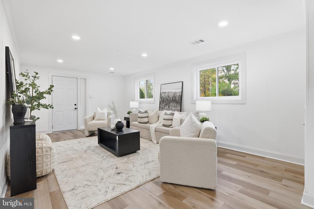 13801 LIONEL LANE