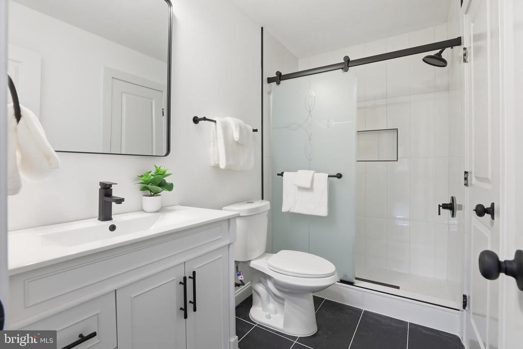 13801 LIONEL LANE