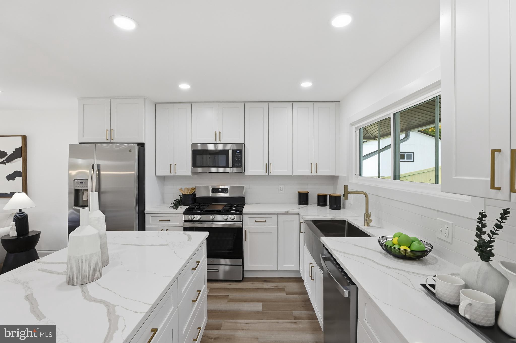 13801 LIONEL LANE