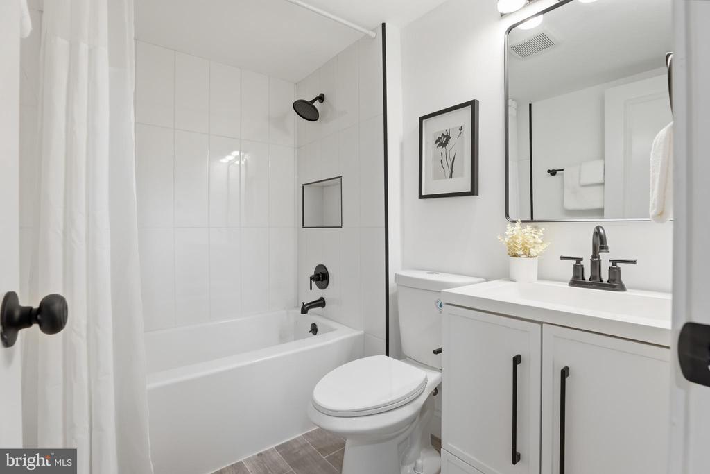 13801 LIONEL LANE