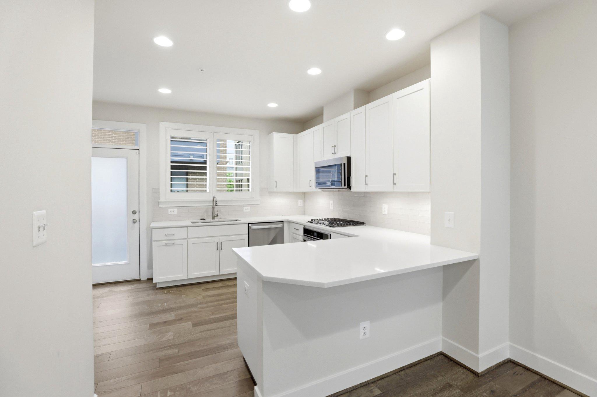 6924 ROCKLEDGE DRIVE