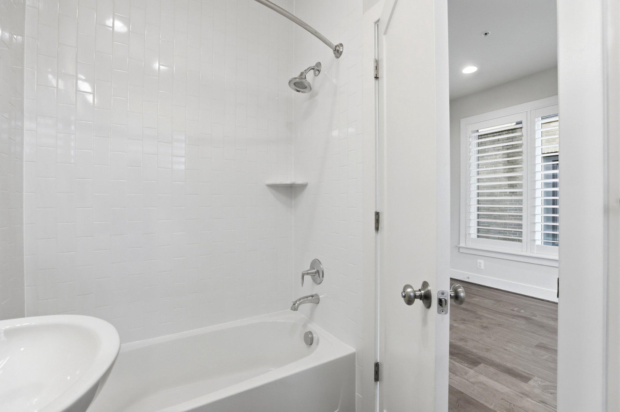 6924 ROCKLEDGE DRIVE