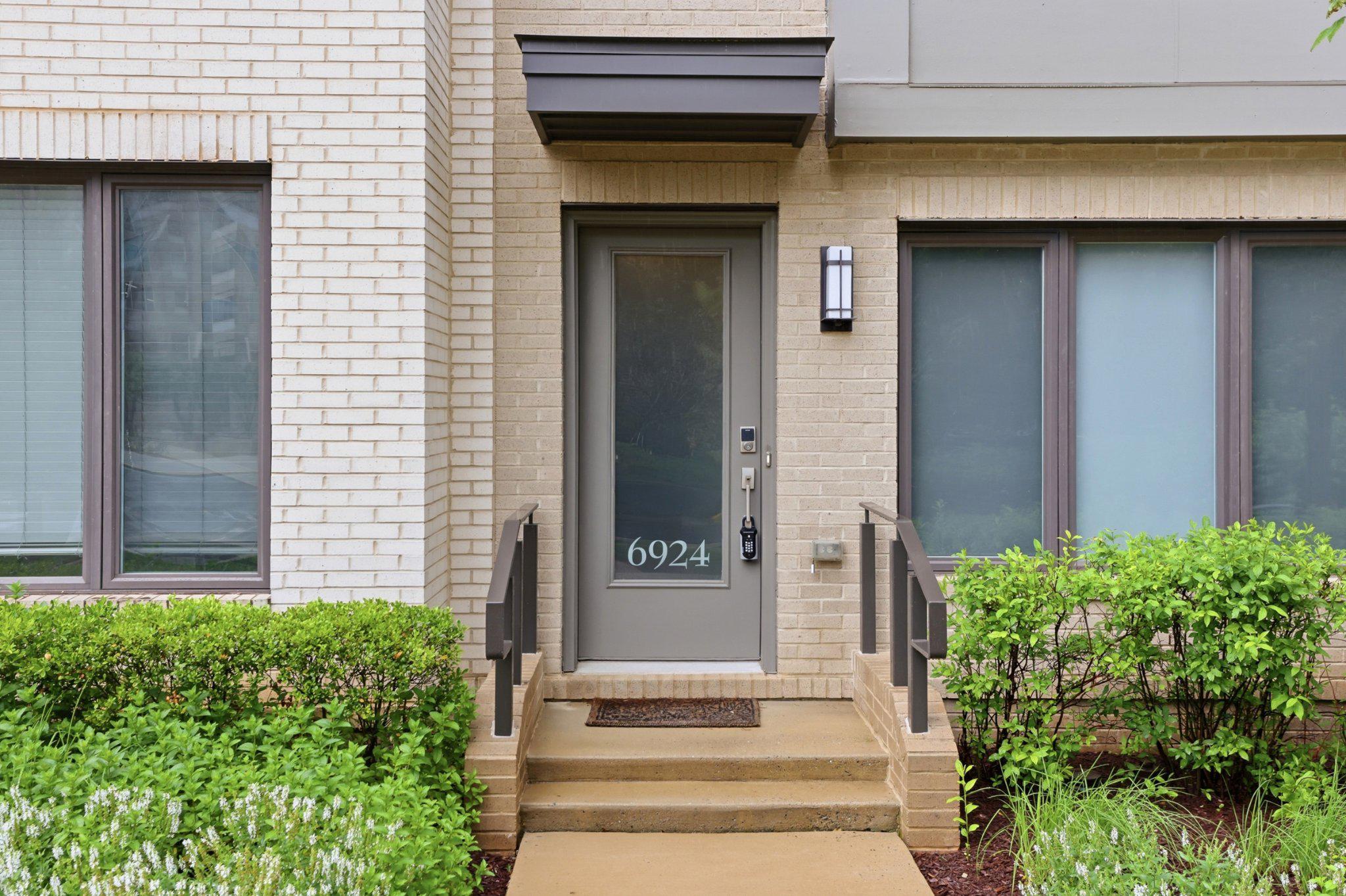 6924 ROCKLEDGE DRIVE