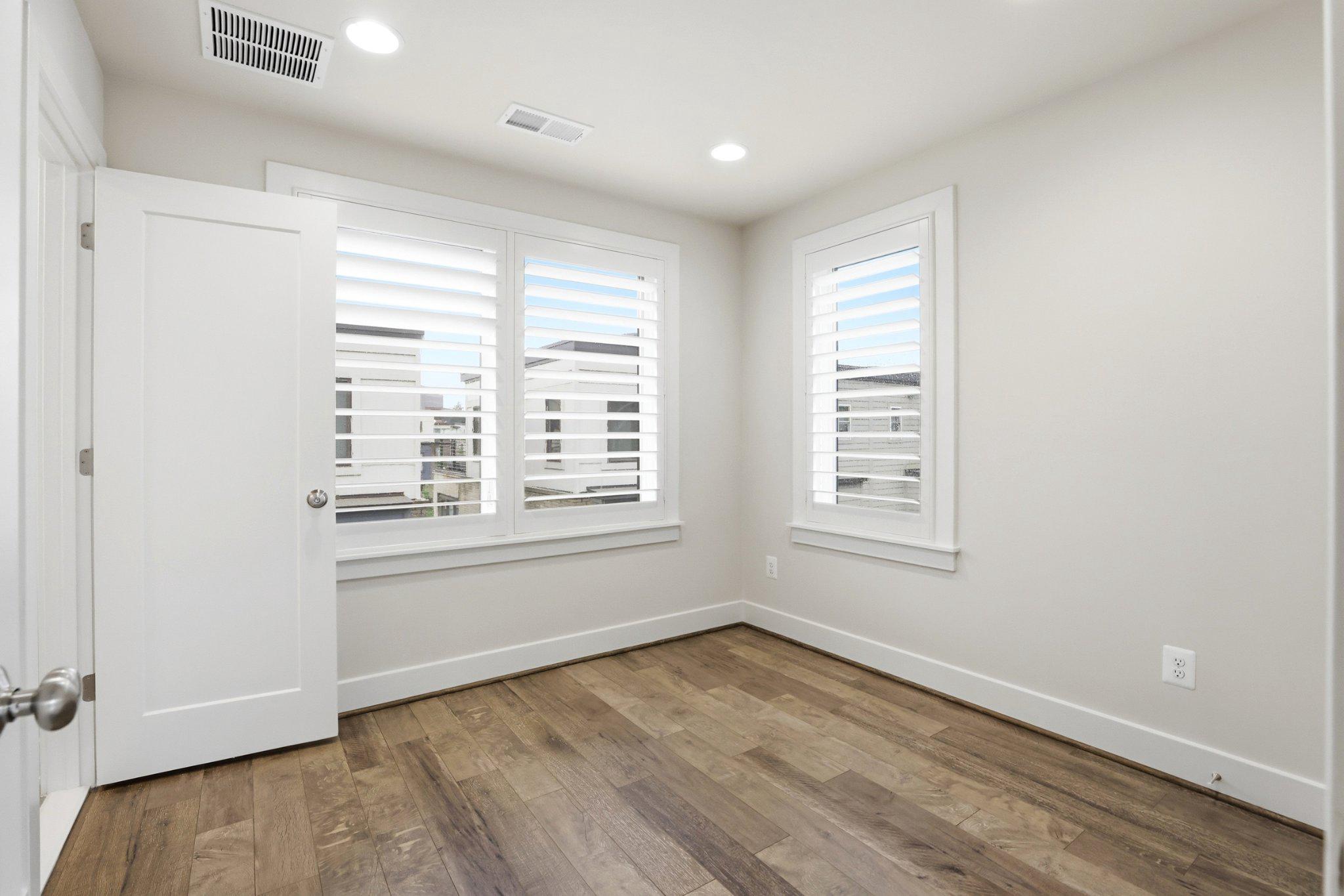 6924 ROCKLEDGE DRIVE
