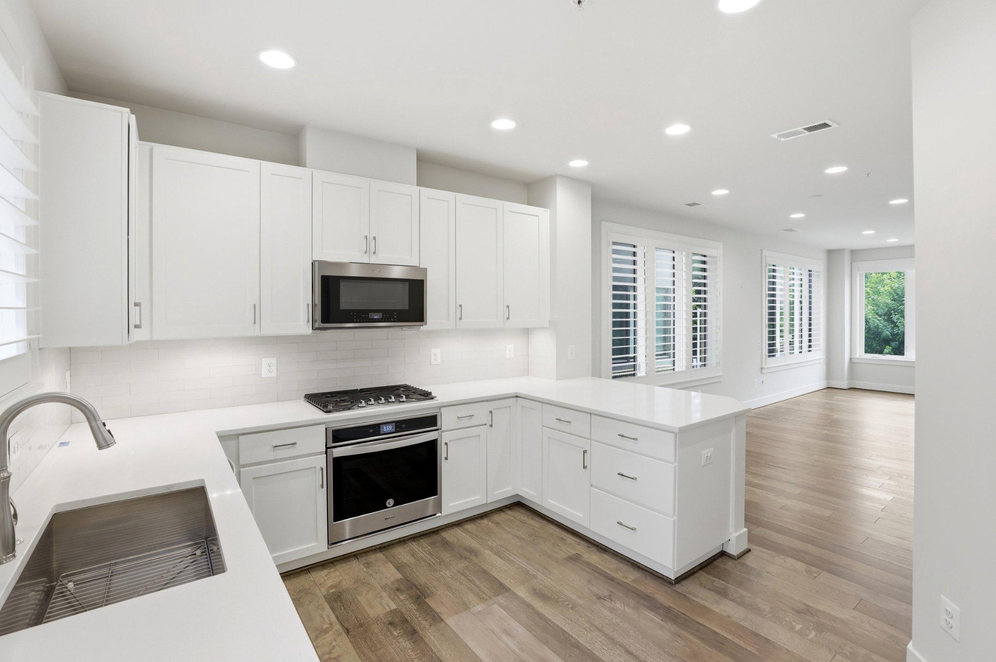 6924 ROCKLEDGE DRIVE