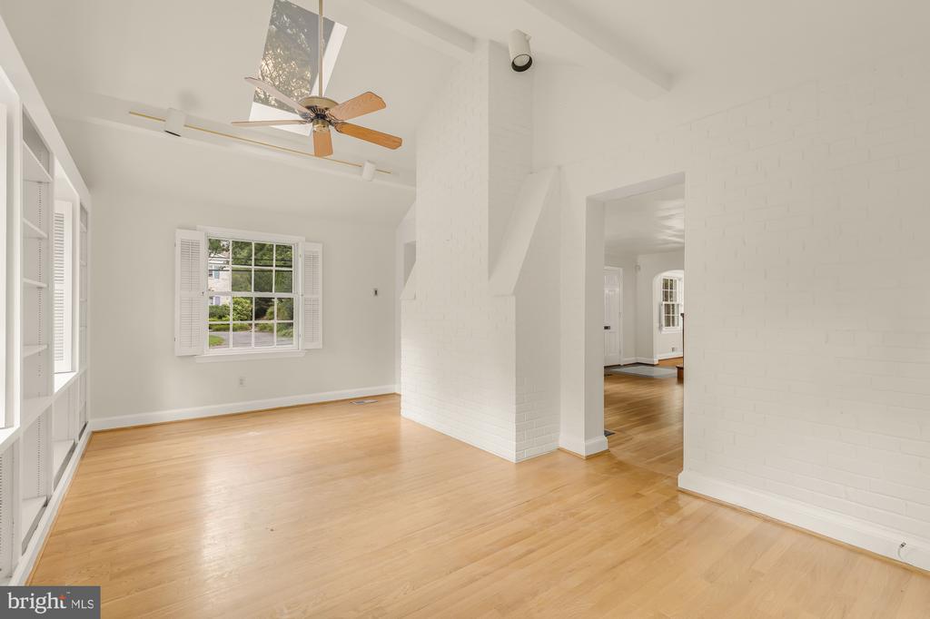 5806 WILSON LANE