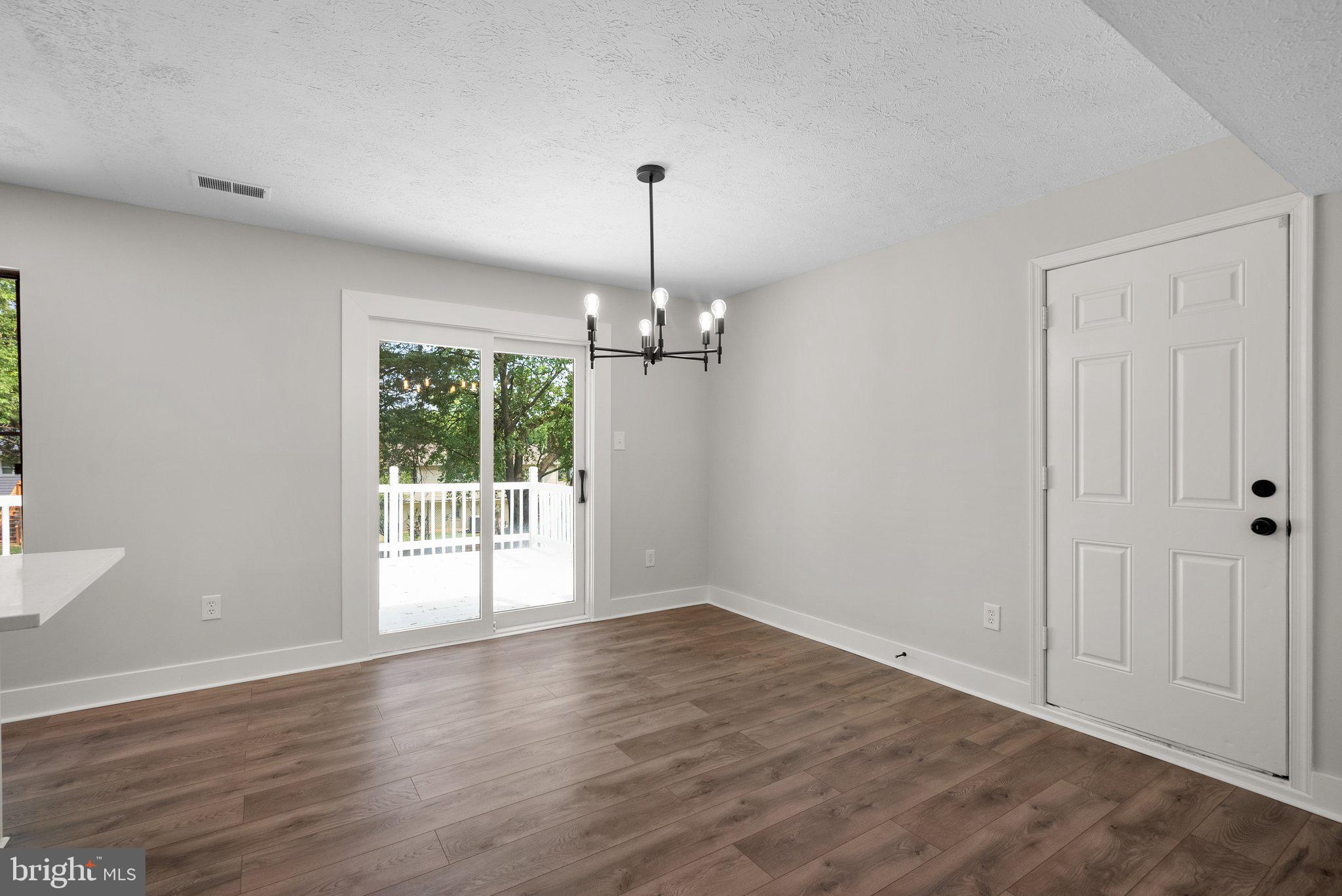 804 Carriage House Ln