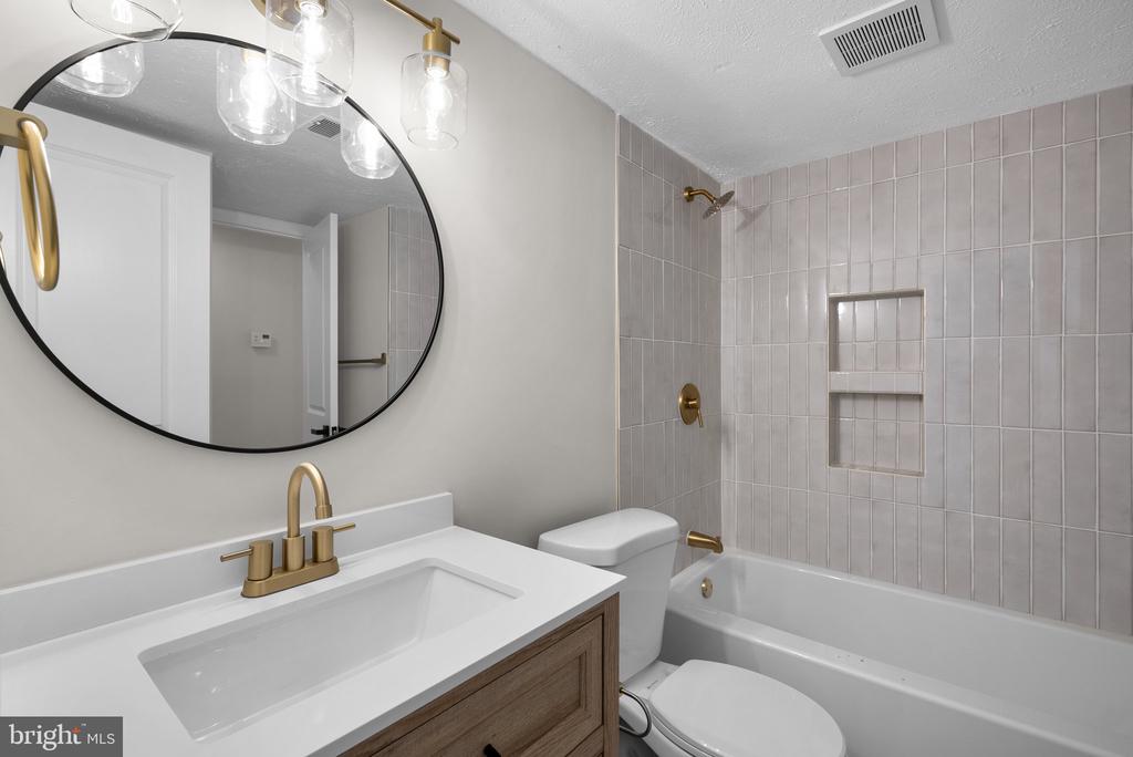 804 Carriage House Ln